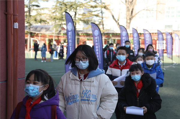 学生进入赛场　　12月19日下午，北京市中小学生航天科技体验与创意设